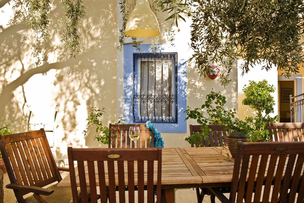 Merve Apartments, Your Home From Home In Central Bodrum, Street Cats Frequent The Property, Not All Apartments Have Balconies , Ground Floor Have Terrace With Table And Chairs Ngoại thất bức ảnh